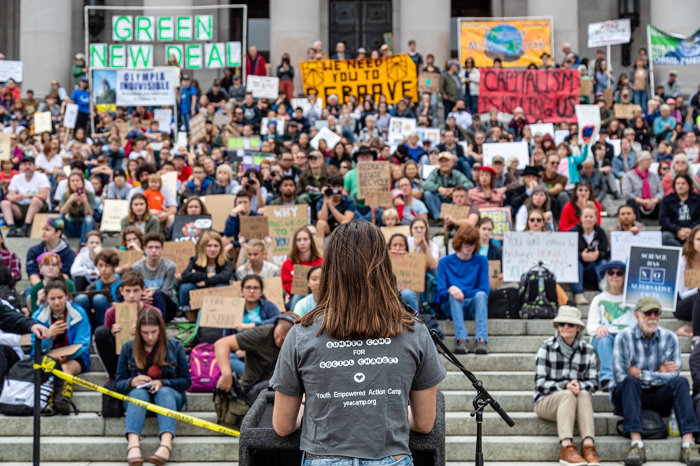 T-shirt girl _ crowd